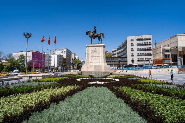 Ulus Aile Konaklaması Oteli Taç Hotel Ulus Anıtı Görseli